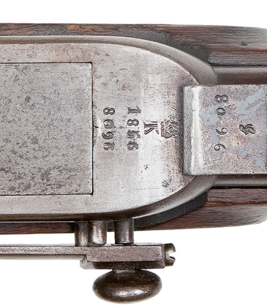 Serienummer 8912 slått inn på oversiden av kammerhuset